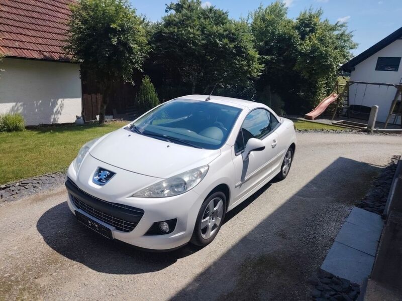 Weiß Gebraucht 2011 Peugeot 207 CC Premium Cabrio | 2.490 € (Guter Preis) - Bild 1/4