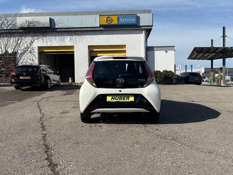 Gebraucht Toyota Aygo X-play 69 PS (50 kW) 2014 Weiß Kleinwagen