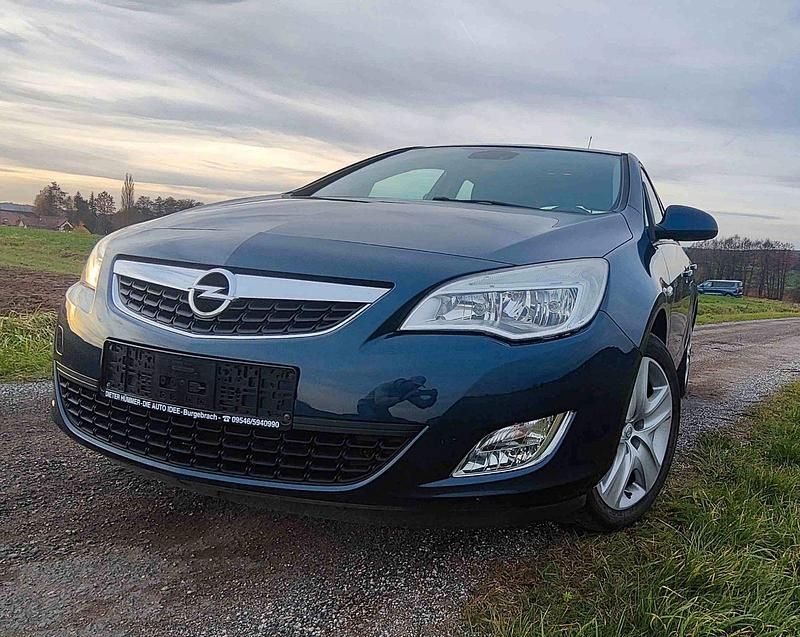 Gebraucht Opel Astra Edition 116 PS (85 kW) 2011 Blau Limousine