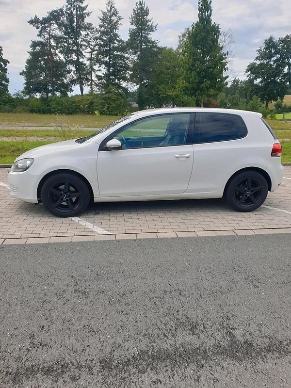 Gebraucht VW Golf VI 80 PS (58 kW) 2010 Weiß Kleinwagen
