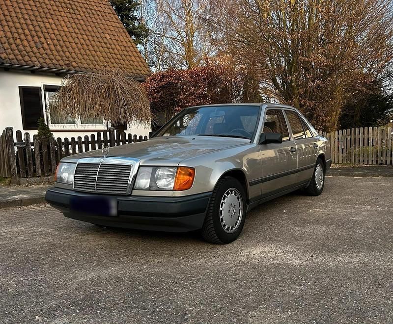 Gebraucht Mercedes E200 118 PS (86 kW) 1989 Silber Limousine