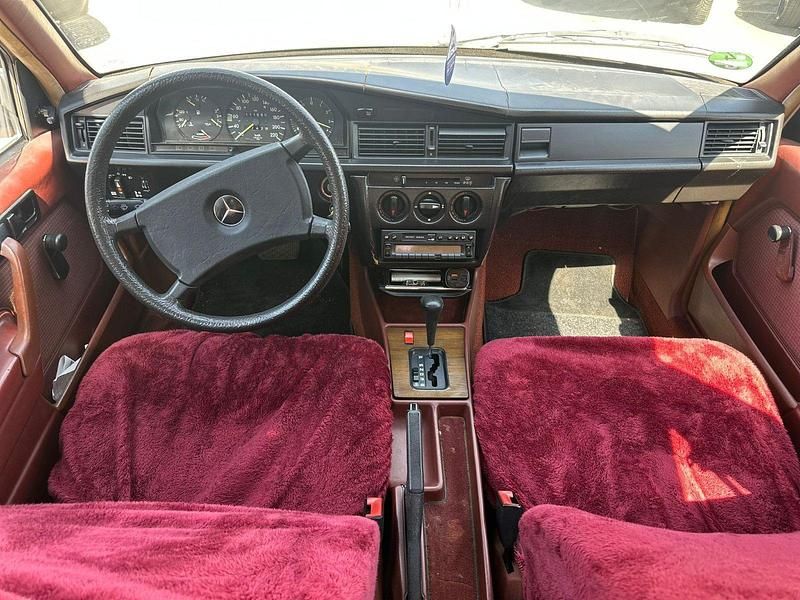 Gebraucht Mercedes 190 122 PS (89 kW) 1984 Weiß Limousine