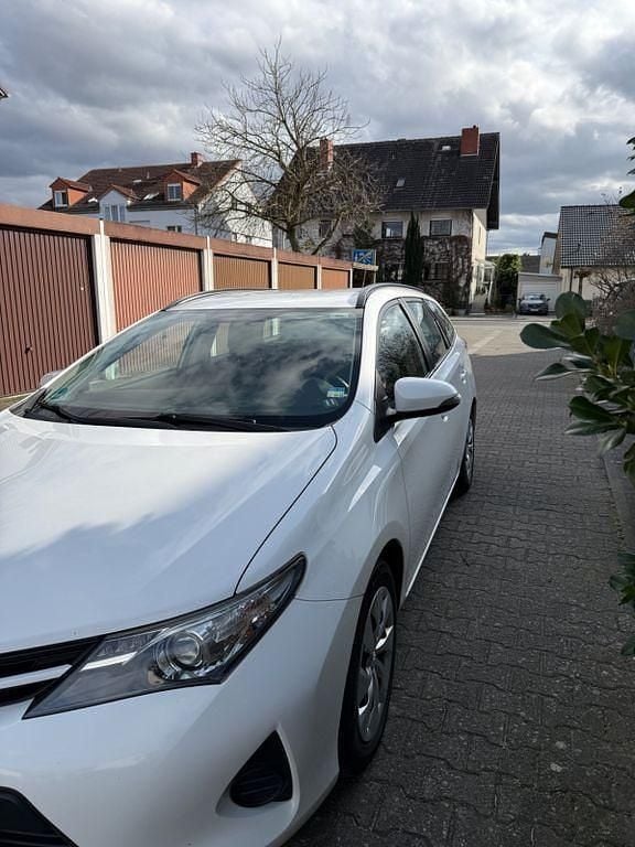 Gebraucht Toyota Auris 90 PS (66 kW) 2014 Weiß Limousine