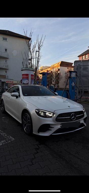 Weiß Gebraucht 2020 Mercedes E220 Coupé | 38.500 € (Etwas zu teuer) - Bild 1/4