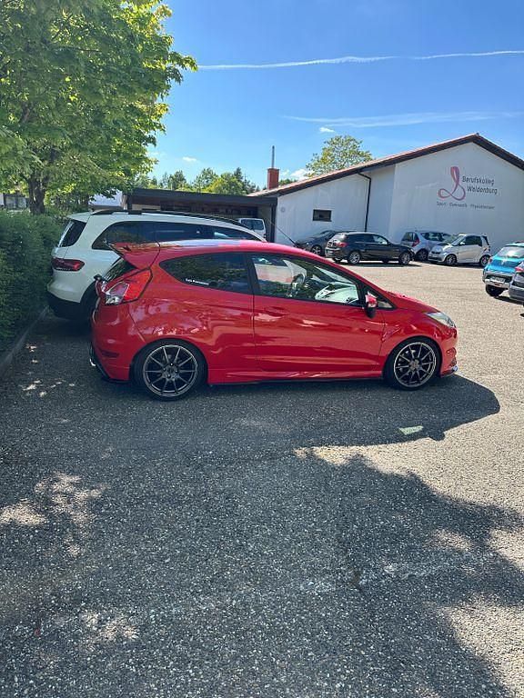 Gebraucht Ford Fiesta ST 182 PS (133 kW) 2014 Rot Kleinwagen