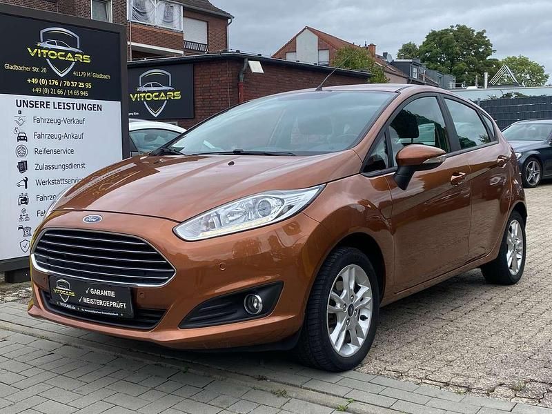 Braun Gebraucht 2015 Ford Fiesta Titanium Kleinwagen | 5.950 € (Fairer Preis) - Bild 1/3