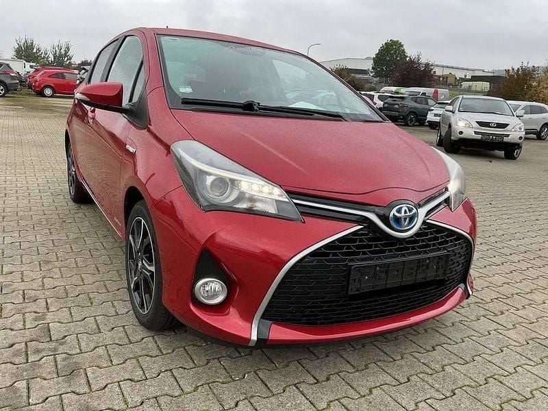 Rot Gebraucht 2016 Toyota Yaris Hybrid Lounge Limousine | 10.900 € (Fairer Preis) - Bild 1/2