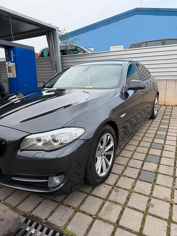 Grau Gebraucht 2011 BMW 520 Efficient Dynamics Limousine | 10.499 € (Guter Preis) - Bild 1/4