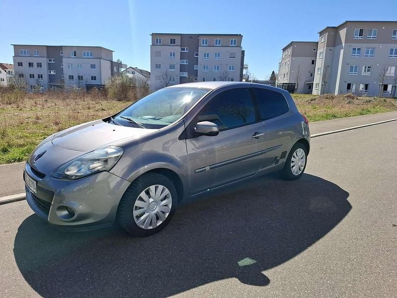 Grau Gebraucht 2010 Renault Clio II Kleinwagen | 2.000 € (Fairer Preis) - Bild 1/4
