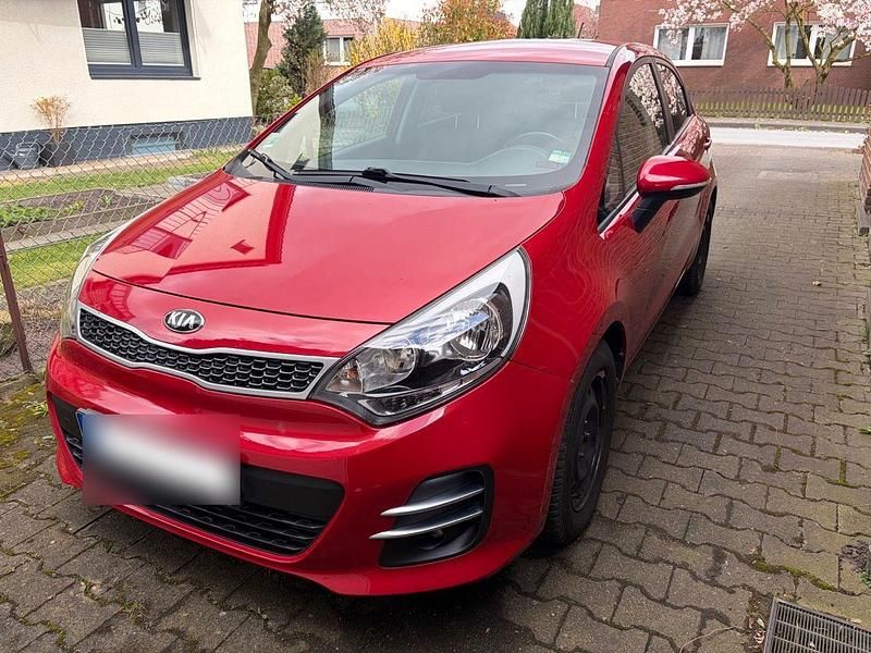 Gebraucht Kia Rio DREAM-TEAM Edition 75 PS (55 kW) 2015 Rot Limousine