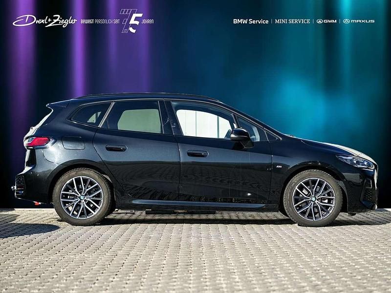 Gebraucht BMW 220 Active Tourer M Sport 170 PS (125 kW) 2025 Saphirschwarzmetallic Van / Kleinbus