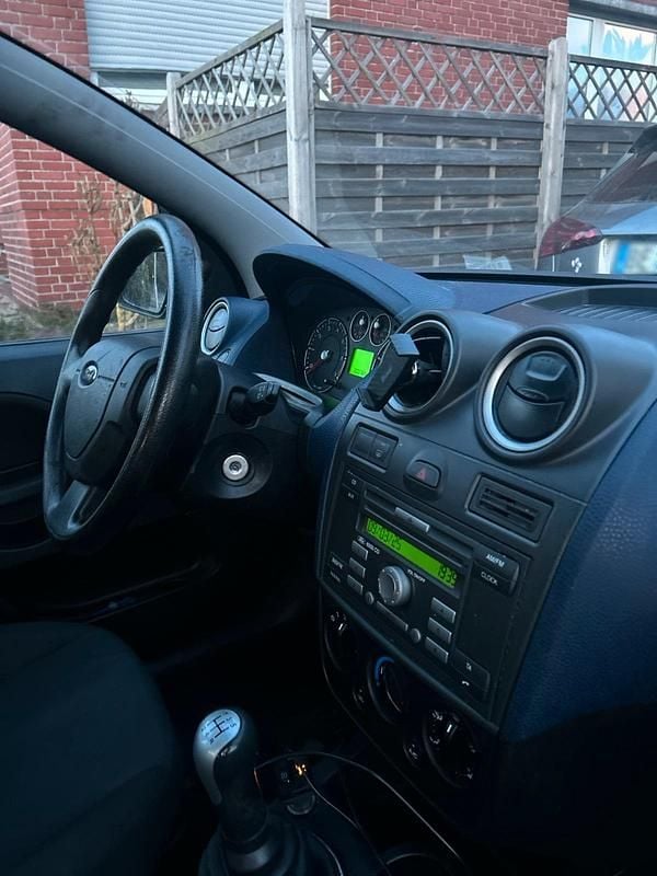 Gebraucht Ford Fiesta 69 PS (50 kW) 2007 Weiß Kleinwagen