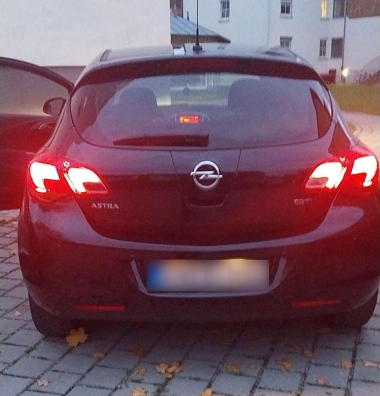 Gebraucht Opel Astra Edition 110 PS (80 kW) 2011 Schwarz Limousine
