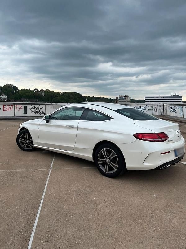 Gebraucht Mercedes C250 211 PS (155 kW) 2017 Weiß Coupé