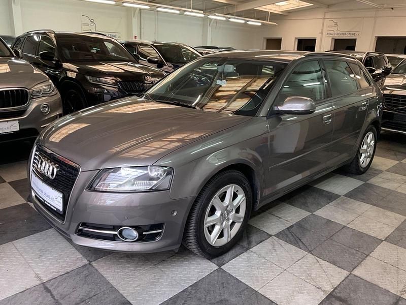 Grau Gebraucht 2011 Audi A3 Sportback Ambiente Kombi | 10.999 € (Fairer Preis) - Bild 1/4