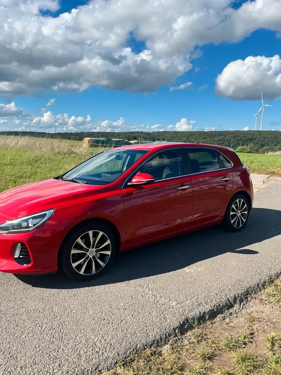 Gebraucht Hyundai i30 140 PS (102 kW) 2017 Rot Limousine