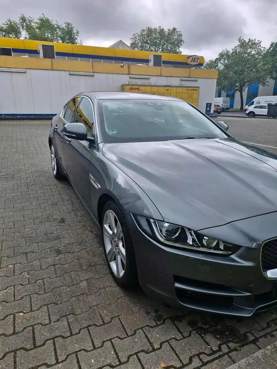 Gebraucht Jaguar XE Prestige 179 PS (131 kW) 2016 Grau Limousine