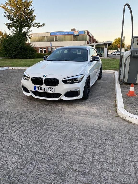 Weiß Gebraucht 2017 BMW M140 M Performance Limousine | 22.999 € (Superpreis) - Bild 1/4