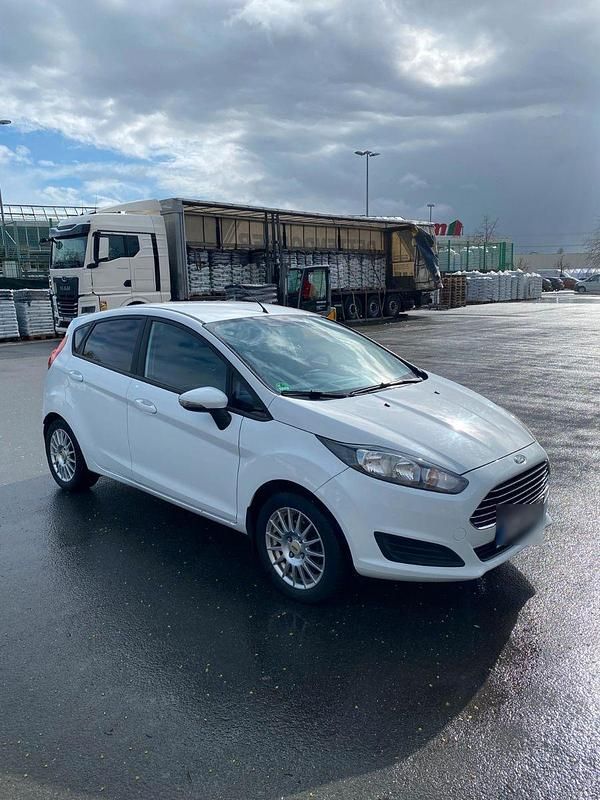 Gebraucht Ford Fiesta 101 PS (74 kW) 2013 Weiß Kleinwagen