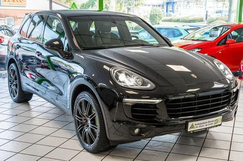 Tiefschwarz Gebraucht 2015 Porsche Cayenne S E-Hybrid Sport SUV | 29.950 € (Fairer Preis) - Bild 1/4
