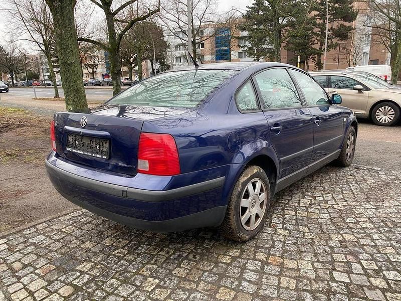Gebraucht VW Passat Comfortline 102 PS (75 kW) 2002 Blau Limousine