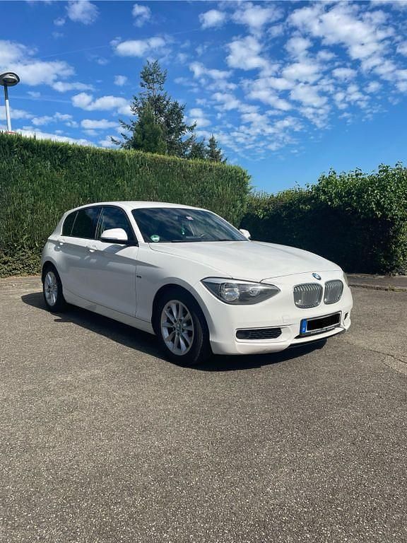 Weiß Gebraucht 2011 BMW 120 Urban Line Kleinwagen | 7.400 € - Bild 1/4