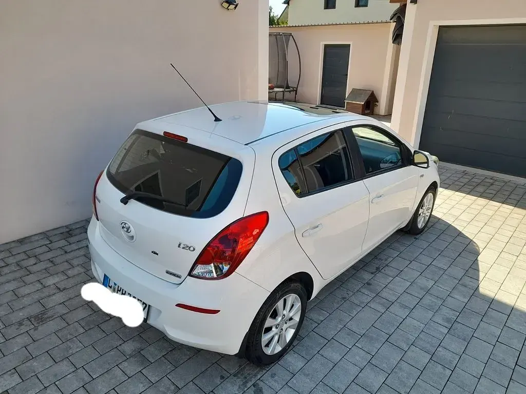 Gebraucht Hyundai i20 Edition 75 PS (55 kW) 2013 Weiß Kleinwagen