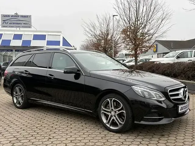 Używany Mercedes E400 Avantgarde 333 KM (244 kW) 2015 Czarny Sedan/Limuzyna