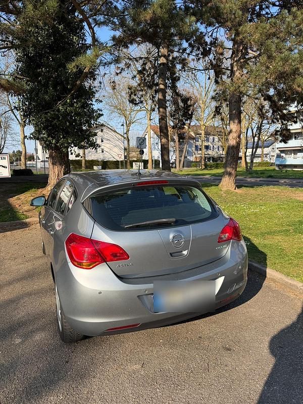 Gebraucht Opel Astra 87 PS (63 kW) 2011 Grau Kleinwagen