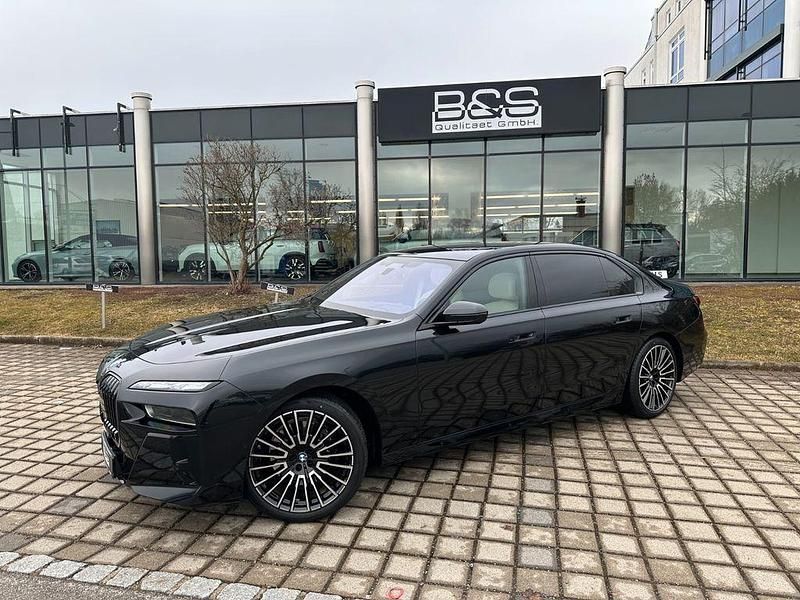 Gebraucht BMW 740 M Sport 299 PS (219 kW) 2025 Schwarz Limousine