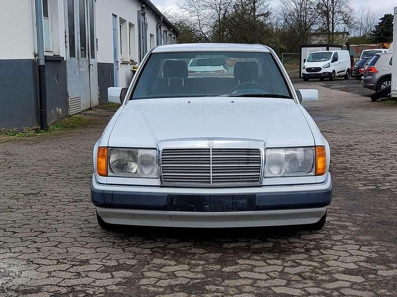 Gebraucht Mercedes E200 105 PS (77 kW) 1989 Weiss Limousine