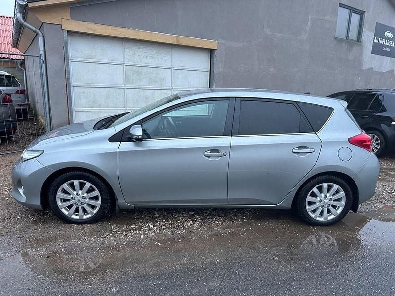 Gebraucht Toyota Auris 124 PS (91 kW) 2013 Silber Limousine