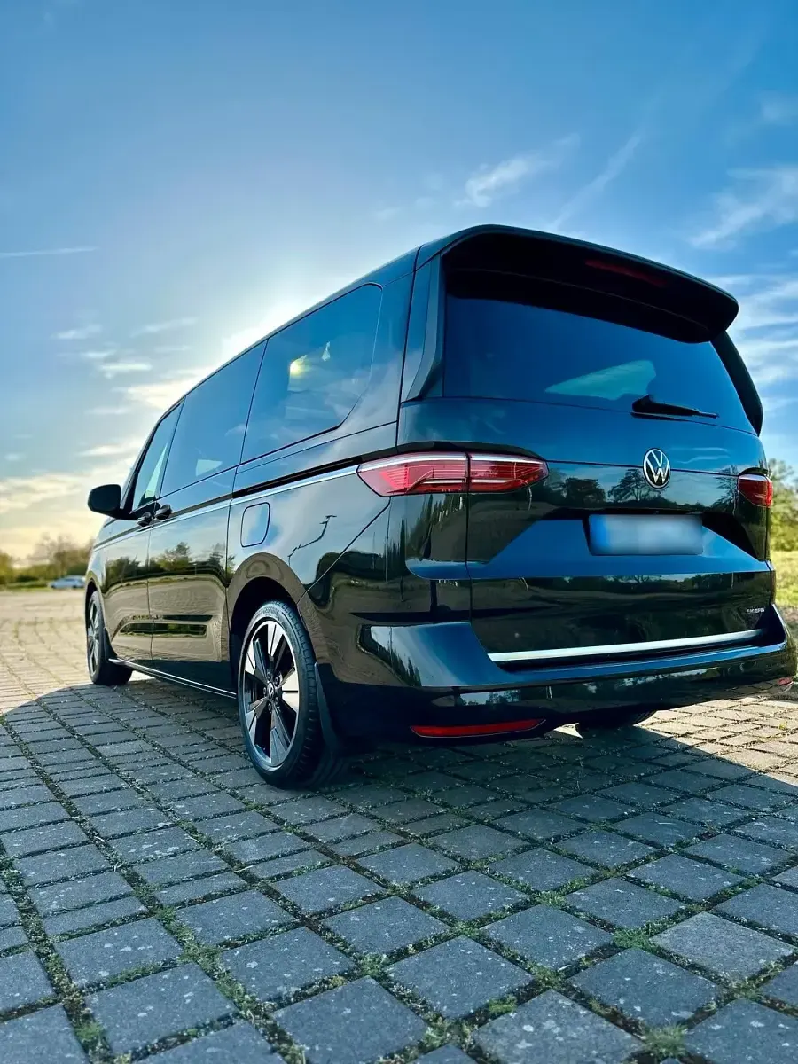 Gebraucht VW Multivan Style 150 PS (110 kW) 2024 Schwarz Van / Kleinbus