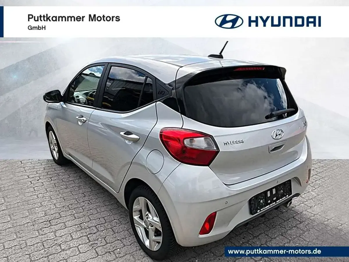 Gebraucht Hyundai i10 GO! 67 PS (49 kW) 2023 Sleek silver metallic Kleinwagen