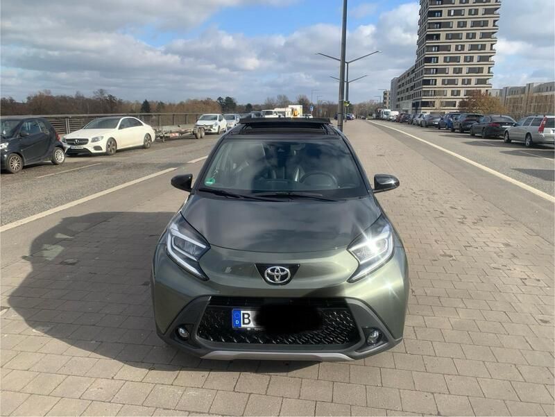 Grün Gebraucht 2022 Toyota Aygo Kleinwagen | 12.900 € - Bild 1/4