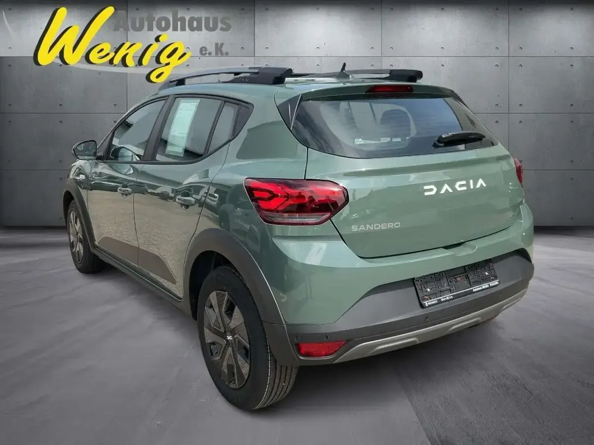 Neu Dacia Sandero Stepway 91 PS (66 kW) 2025 Safarigrüngrau Limousine