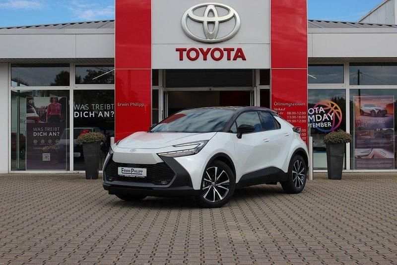 Platinumweiss / schwarz Neu 2025 Toyota C-HR SUV | 34.990 € - Bild 1/4