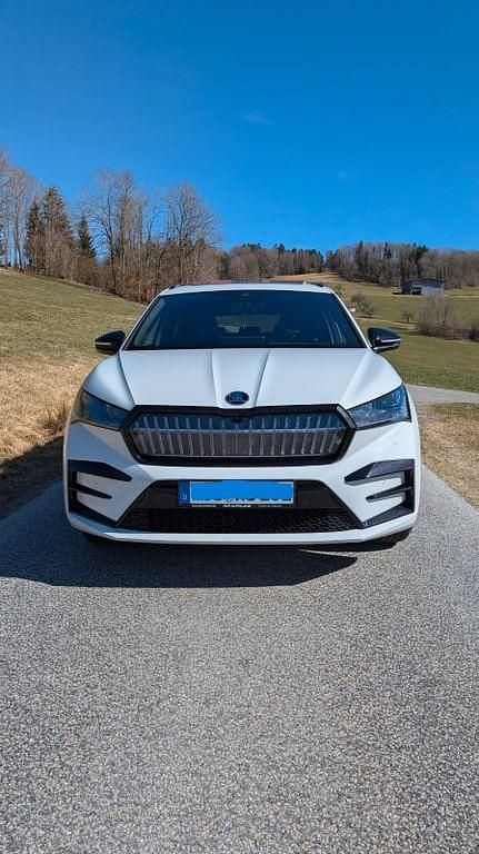 Weiß Gebraucht 2024 Skoda Enyaq iV RS SUV | 49.000 € (Teuer) - Bild 1/4