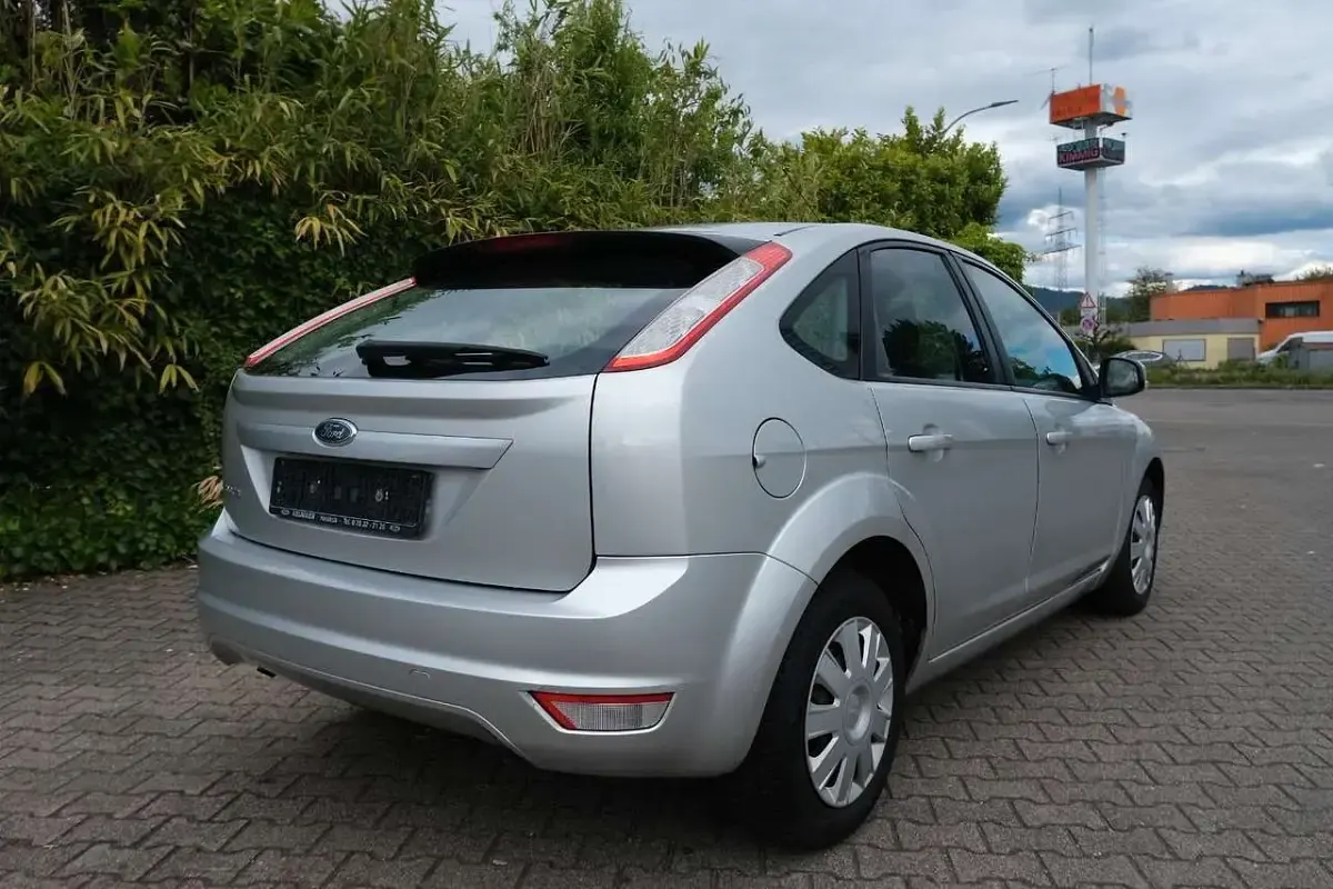 Gebraucht Ford Focus Style 101 PS (74 kW) 2008 Polarsilber metallic Kleinwagen