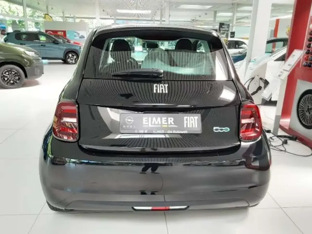 Gebraucht Fiat 500e Action 69 kW (95 PS) 2022 Colore esterno (onyx schwarz) Limousine