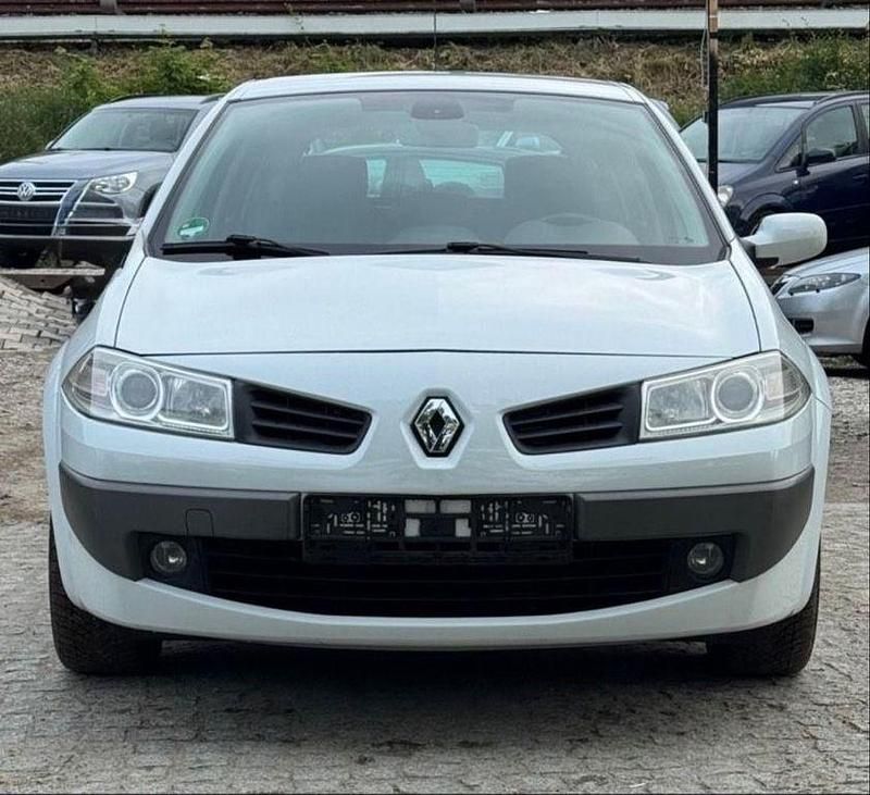 Weiß Gebraucht 2007 Renault Mégane II Avantage Limousine | 3.600 € (Fairer Preis) - Bild 1/4