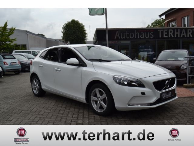 Weiss Gebraucht 2016 Volvo V40 Kinetic Kombi | 8.490 € (Guter Preis) - Bild 1/4