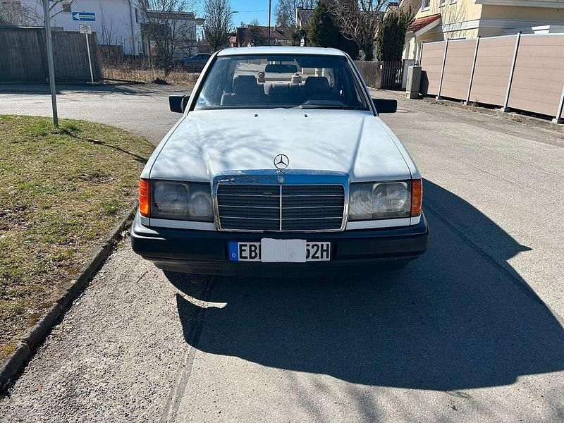 Gebraucht Mercedes E230 136 PS (100 kW) 1986 Weiß Limousine