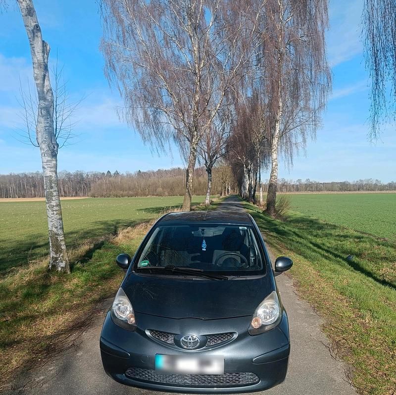 Gebraucht Toyota Aygo 68 PS (50 kW) 2009 Grau Kleinwagen