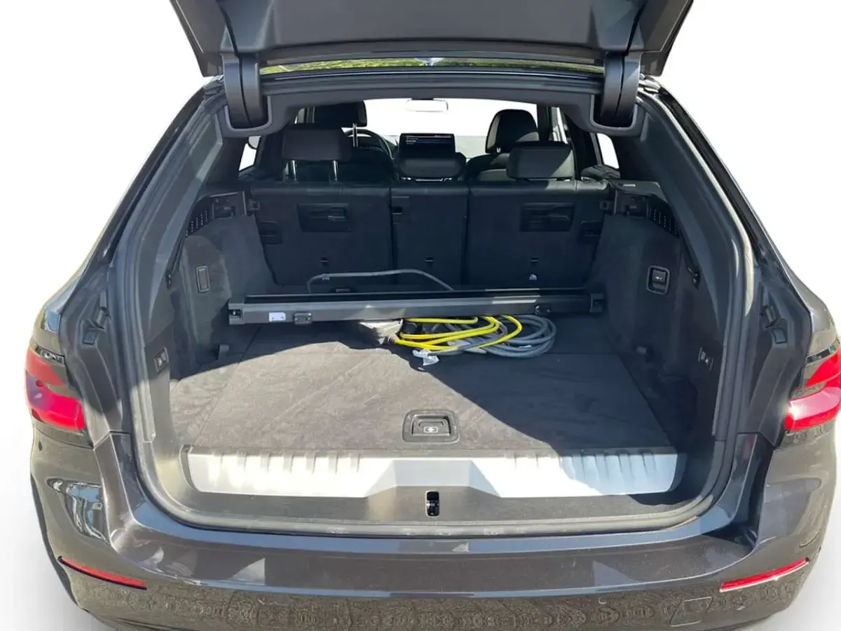 Gebraucht BMW 530e 292 PS (214 kW) 2023 Sophistograu brillanteffekt Kombi