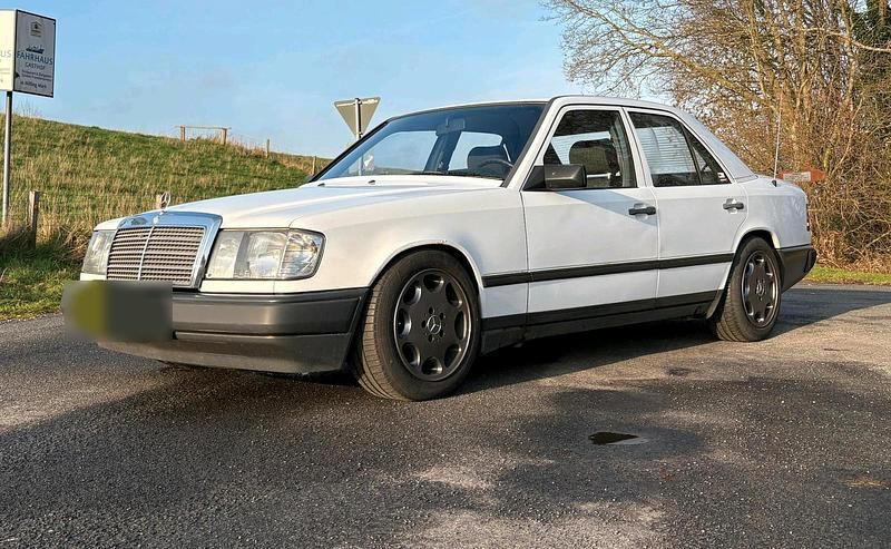 Gebraucht Mercedes E230 132 PS (97 kW) 1989 Weiß Limousine