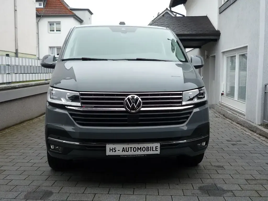 Gebraucht VW Multivan Generation Six 204 PS (150 kW) 2023 Grau Van / Kleinbus