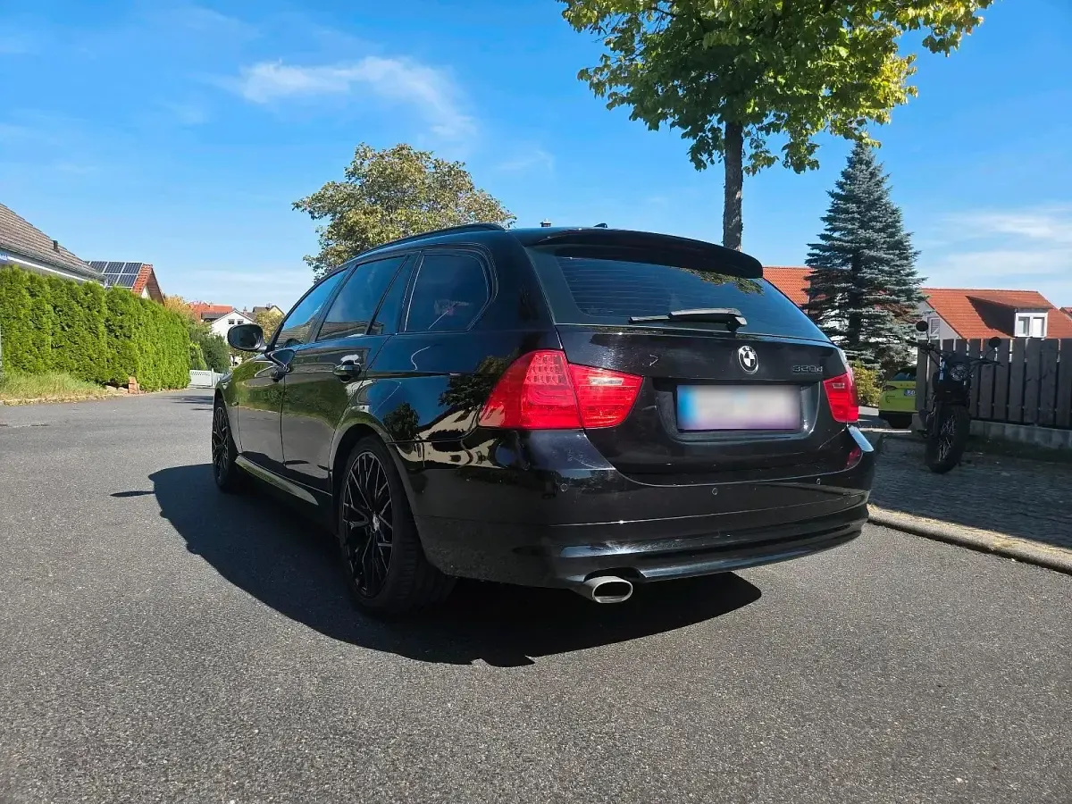 Gebraucht BMW 320 184 PS (135 kW) 2010 Schwarz Kombi