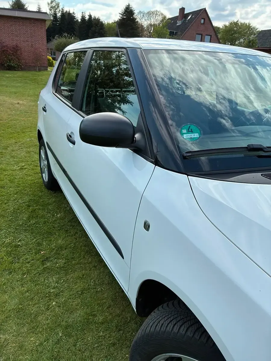 Gebraucht Skoda Fabia Ambition 60 PS (44 kW) 2014 Weiß Limousine