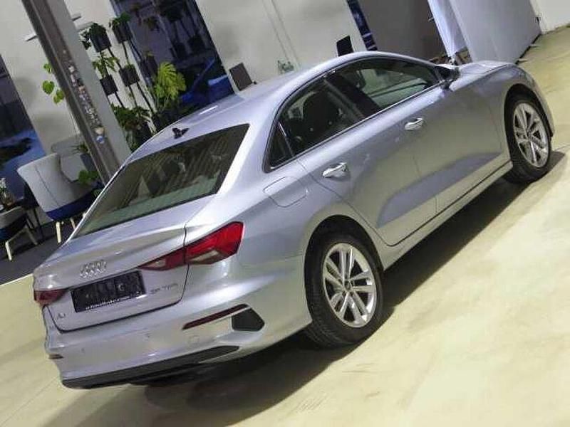 Gebraucht Audi A3 Ambiente 150 PS (110 kW) 2020 Floret silver (metallic) Limousine